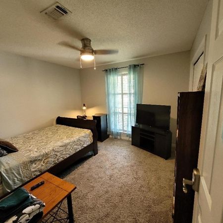 Bedroom Four Minutes From Beach 펜사콜라 외부 사진