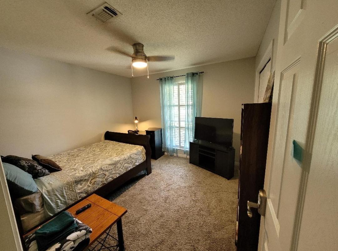 Bedroom Four Minutes From Beach 펜사콜라 외부 사진