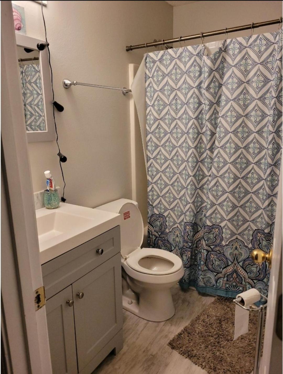 Bedroom Four Minutes From Beach 펜사콜라 외부 사진